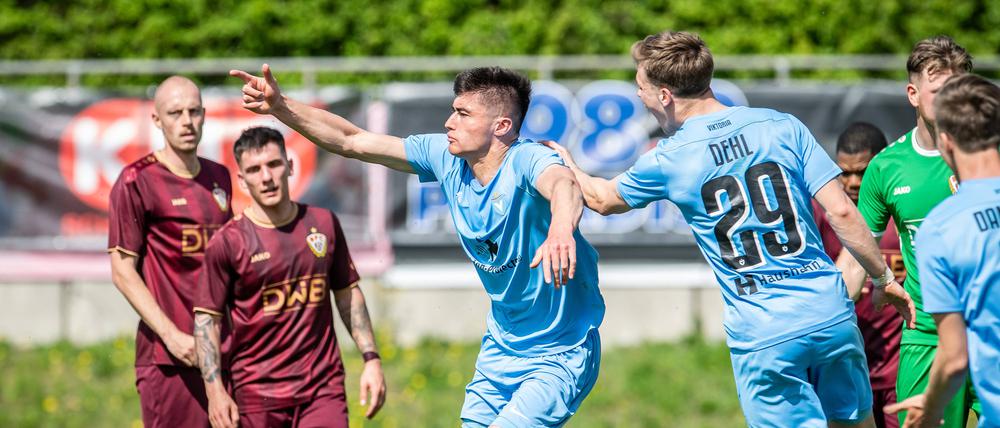 Die Regionalliga Nordost startet. Auch der FC Viktoria 89 (in der Mitte Aidan Liu) und der BFC Dynamo (weinrote Trikots) sind wieder dabei.