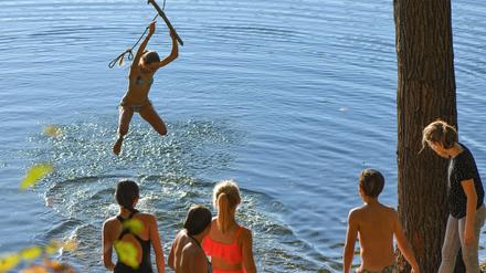 Ab ins kalte Nass: So lässt sich der Sommer an Brandenburgs Badeseen gut aushalten.