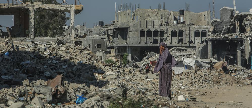 Eine palästinensische Frau inspiziert die Überreste zerstörter Gebäude, während die Palästinenser in ihre Häuser zurückkehren, die durch die israelische Invasion in der Stadt weitgehend zerstört wurden.