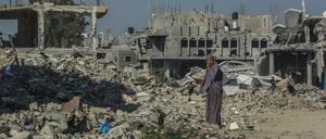 Eine palästinensische Frau inspiziert die Überreste zerstörter Gebäude, während die Palästinenser in ihre Häuser zurückkehren, die durch die israelische Invasion in der Stadt weitgehend zerstört wurden. 