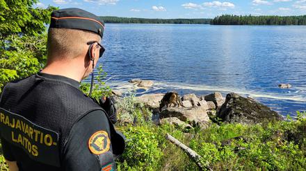 Ein finnischer Grenzschutzbeamter patrouilliert in Ostfinnland.