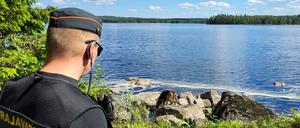 Ein finnischer Grenzschutzbeamter patrouilliert in Ostfinnland.