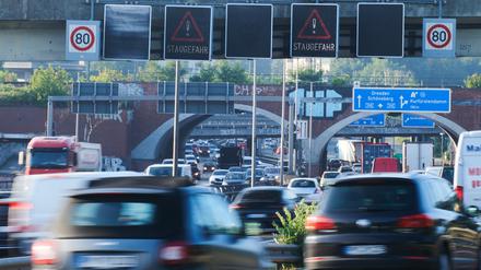 Auf der Berliner Stadtautobahn staut es sich am Messedamm.