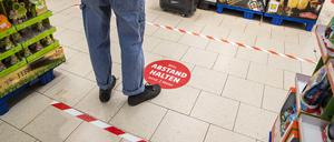 Plakat mit Aufforderung 2 Meter Abstand zu halten in einem Supermarkt in Berlin am 8. April 2020. 