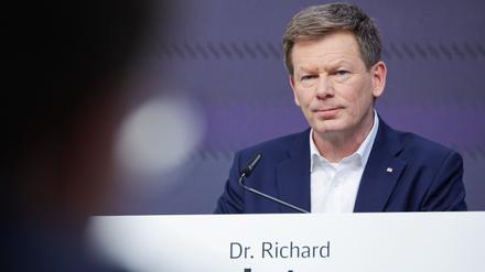 Richard Lutz, Vorsitzender des Vorstands der Deutschen Bahn AG, spricht auf der Bilanz-Pressekonferenz für das Jahr 2023.
