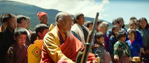 Viel zu weise für Gewehre. Der Lama (Kelsang Choejay) von Ura unterbricht seine Meditation.