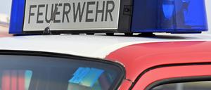 „Feuerwehr“ steht auf einem Fahrzeug