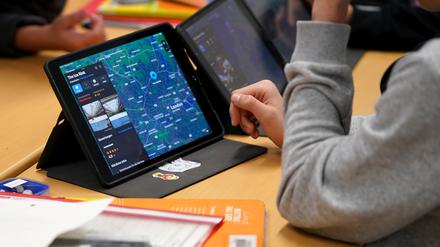 Schüler arbeiten im Unterricht an einem Tablet. (Symbolbild)