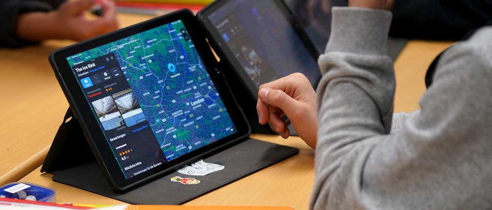 Schüler arbeiten im Unterricht an einem Tablet. (Symbolbild)