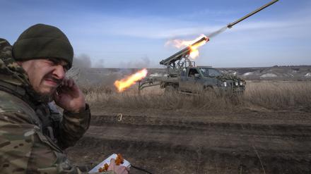 Ein ukrainischer Mehrfachraketenwerfer nahe Bachmut