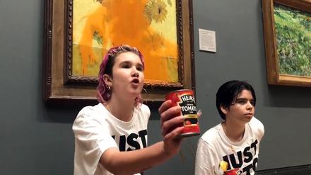 Das von Just Stop Oil herausgegebene Foto zeigt zwei Demonstrantinnen, die Vincent Van Goghs berühmtes Werk «Sonnenblumen» von 1888 in der National Gallery in London mit Tomatensuppe beworfen haben.  
