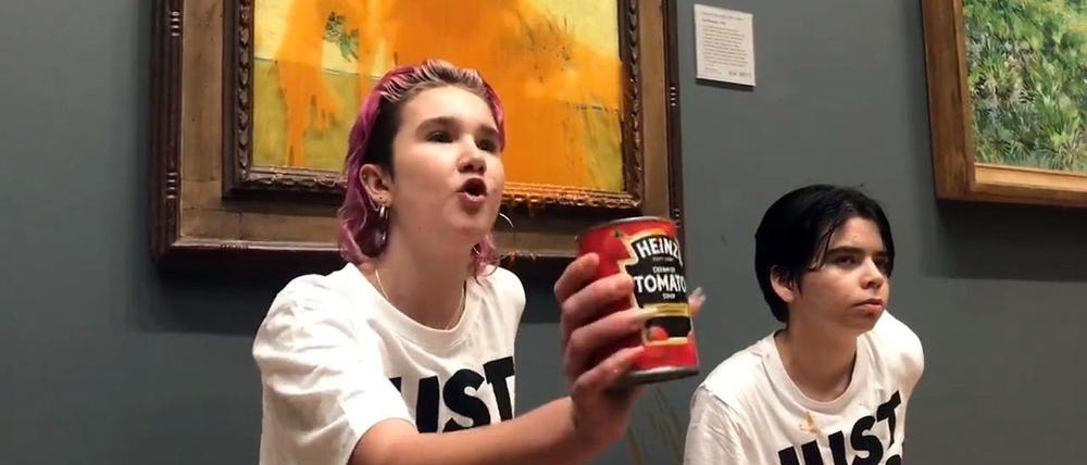 Das von Just Stop Oil herausgegebene Foto zeigt zwei Demonstrantinnen, die Vincent Van Goghs berühmtes Werk «Sonnenblumen» von 1888 in der National Gallery in London mit Tomatensuppe beworfen haben.