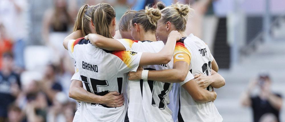 Jubel bei den deutschen Fußballerinnen. Der Auftakt in die olympischen Spiele ist geglückt.