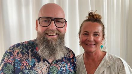 Der von Leukämie und HIV genesene Marc Franke (l), bekann als Düsseldorfer Patient, steht neben „seiner“ Stammzellenspenderin Anja Prause.