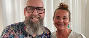 Der von Leukämie und HIV genesene Marc Franke (l), bekann als Düsseldorfer Patient, steht neben „seiner“ Stammzellenspenderin Anja Prause.