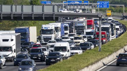 Heute könnte es auf manchen Autobahnen richtig voll werden, warnt der ADAC (Symbolbild)
