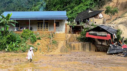 Der Sturm war am Dienstag in Vietnam auf Land getroffen und sorgte in den vergangenen Tagen für starke Regenfälle.