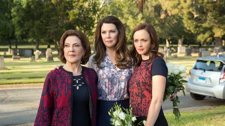 Die Hauptdarstellerinnen der Netflix-Serie „Gilmore Girls“: Kelly Bishop als Emily Gilmore, Lauren Graham als Lorelai Gilmore und Alexis Bledel als Rory Gilmore. 