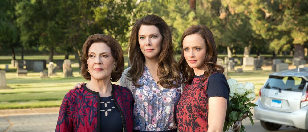 Die Hauptdarstellerinnen der Netflix-Serie „Gilmore Girls“: Kelly Bishop als Emily Gilmore, Lauren Graham als Lorelai Gilmore und Alexis Bledel als Rory Gilmore.