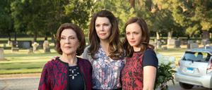 Die Hauptdarstellerinnen der Netflix-Serie „Gilmore Girls“: Kelly Bishop als Emily Gilmore, Lauren Graham als Lorelai Gilmore und Alexis Bledel als Rory Gilmore. 