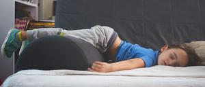Ein kleiner Junge ist auf dem Sofa eingeschlafen (Symbolbild).
