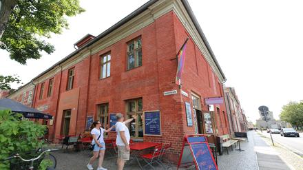 Für 2,15 Millionen Euro wird das Holländerhaus in der Benkertstraße 1 zum Verkauf angeboten. Dort ist die queere Kneipe „La Leander“ zu Hause. Außerdem gibt es Wohnungen für queere Jugendliche.