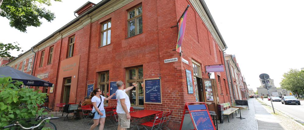 Für 2,15 Millionen Euro wird das Holländerhaus in der Benkertstraße 1 zum Verkauf angeboten. Dort ist die queere Kneipe „La Leander“ zu Hause. Außerdem gibt es Wohnungen für queere Jugendliche.