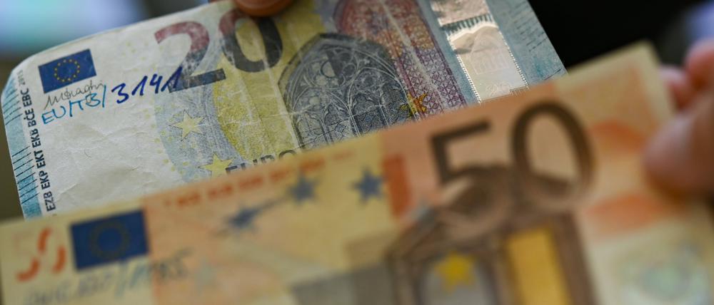 Die Bundesbank präsentiert gefälschte 20-Euro- und 50-Euro-Geldscheine.
