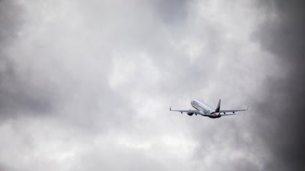 ARCHIV - 28.10.2020, Baden-Württemberg, Rheinmünster: Ein Flugzeug mit abgeschobenen Menschen hebt vom Baden Airpark Richtung Serbien ab. (zu dpa: «Mehr Abschiebungen aus Hamburg») Foto: Philipp von Ditfurth/dpa +++ dpa-Bildfunk +++