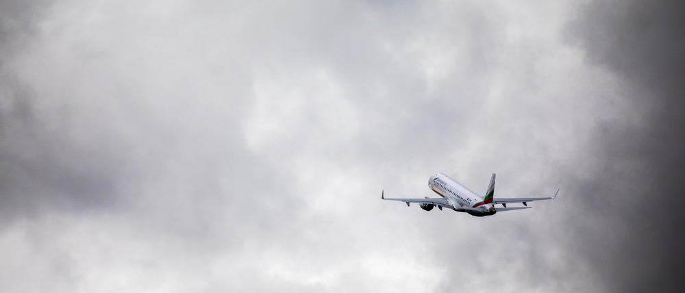 ARCHIV - 28.10.2020, Baden-Württemberg, Rheinmünster: Ein Flugzeug mit abgeschobenen Menschen hebt vom Baden Airpark Richtung Serbien ab. (zu dpa: «Mehr Abschiebungen aus Hamburg») Foto: Philipp von Ditfurth/dpa +++ dpa-Bildfunk +++