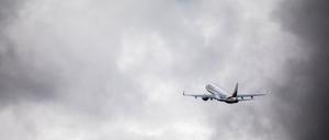 ARCHIV - 28.10.2020, Baden-Württemberg, Rheinmünster: Ein Flugzeug mit abgeschobenen Menschen hebt vom Baden Airpark Richtung Serbien ab. (zu dpa: «Mehr Abschiebungen aus Hamburg») Foto: Philipp von Ditfurth/dpa +++ dpa-Bildfunk +++
