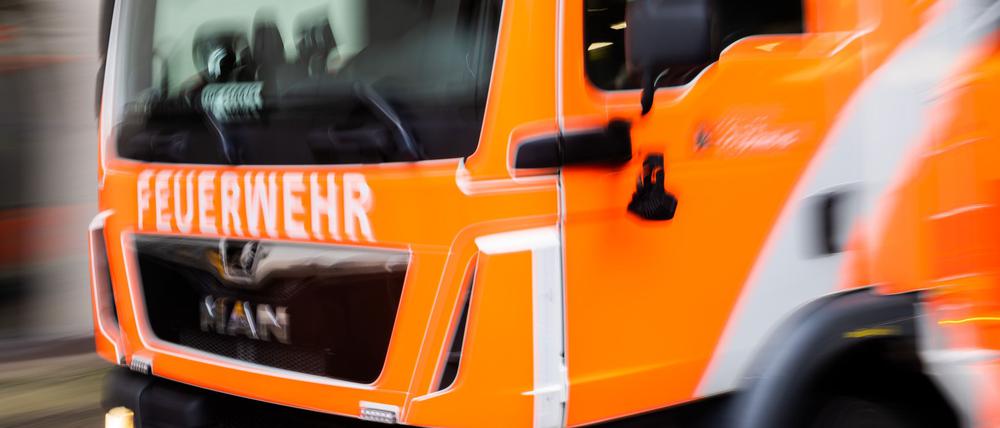 Eine Autofahrerin soll auf Feuerwehrleute zugefahren sein (Symbolbild). 