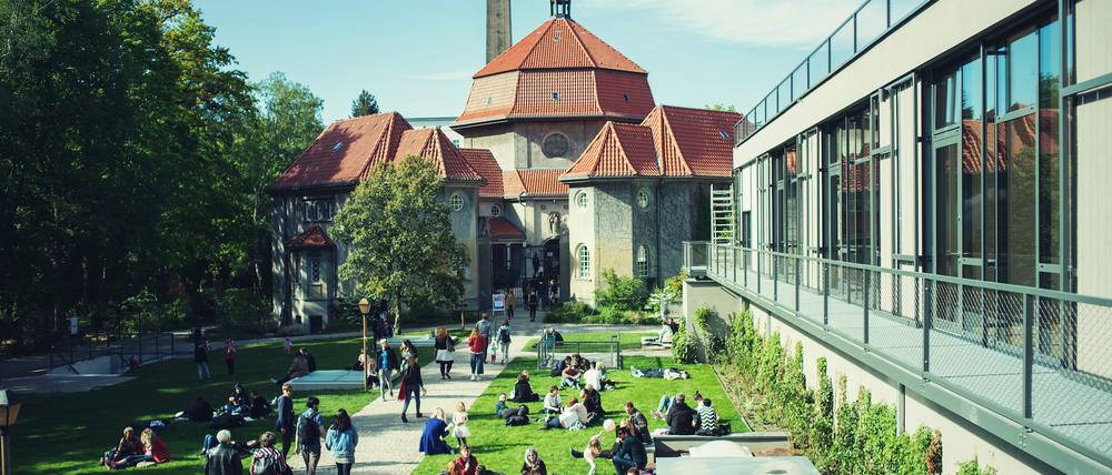 Kulturquartier mit Aufenthaltsqualität: der Rasen wächst auf dem Dach der ehemaligen Leichenhalle.