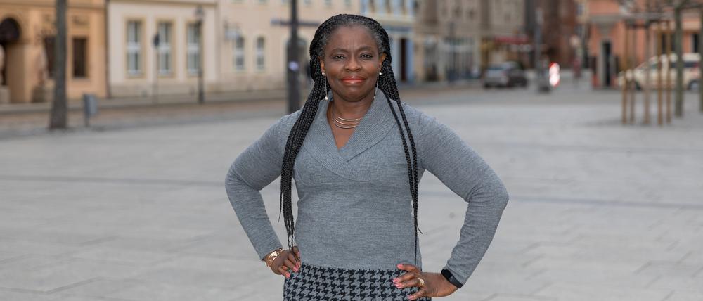 Die CDU-Politikerin Adeline Abimnwi Awemo ist in Cottbus beim Aufhängen von Wahlplakaten nach Angaben der Partei rassistisch beleidigt und angegriffen worden.