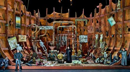 Das Bühnenbild des zweiten Aufzugs von „Tristen und Isolde“  mit  Olafur Sigurdarson, Birger Radde, Andreas Schager, Günther Groissböck, Camilla Nylund und  Christa Mayer (v.l.).