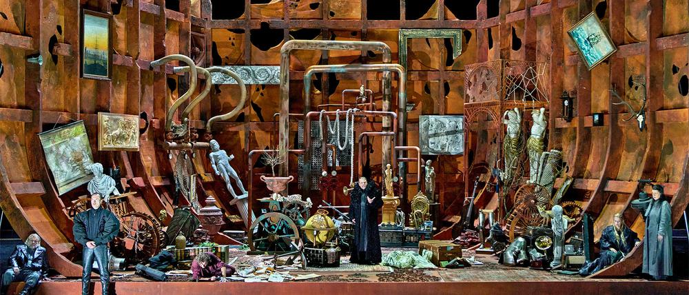 Das Bühnenbild des zweiten Aufzugs von „Tristen und Isolde“ mit Olafur Sigurdarson, Birger Radde, Andreas Schager, Günther Groissböck, Camilla Nylund und Christa Mayer (v.l.).
