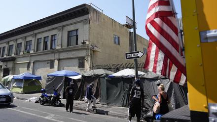 Zelte sind auf einem Bürgersteig aufgestellt. Der kalifornische Gouverneur Newsom erließ am Donnerstag eine Durchführungsverordnung, die den staatlichen Behörden vorschreibt, wie sie Obdachlosenlager zu entfernen haben, einen Monat nach einem Urteil des Obersten Gerichtshofs, das es den Städten erlaubt, das Verbot des Schlafens im Freien auf öffentlichen Plätzen durchzusetzen. 