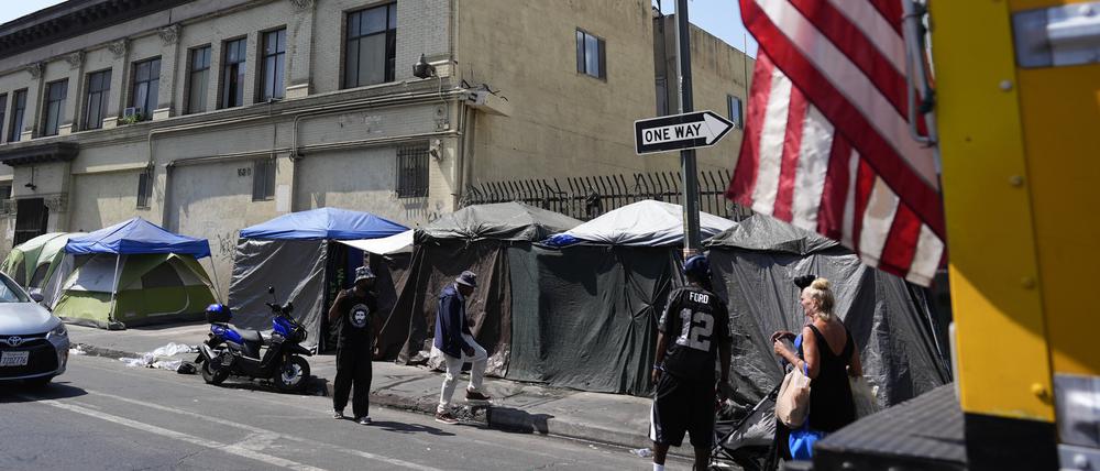 Zelte sind auf einem Bürgersteig aufgestellt. Der kalifornische Gouverneur Newsom erließ am Donnerstag eine Durchführungsverordnung, die den staatlichen Behörden vorschreibt, wie sie Obdachlosenlager zu entfernen haben, einen Monat nach einem Urteil des Obersten Gerichtshofs, das es den Städten erlaubt, das Verbot des Schlafens im Freien auf öffentlichen Plätzen durchzusetzen. 
