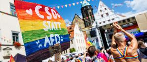 Zivilgesellschaftliche Akteure beklagen eine feindselige Stimmung gegenüber queeren Menschen.
