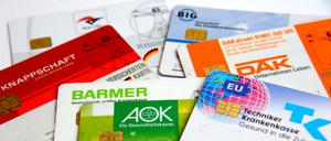 Studioaufnahme von Versichertenkarten gesetzlicher Krankenversicherungen Deutschland.