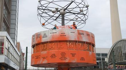 Klimaaktivisten hatten am 17. Oktober 2023 die Weltzeituhr in Berlin mit oranger Farbe besprüht (Archivbild).