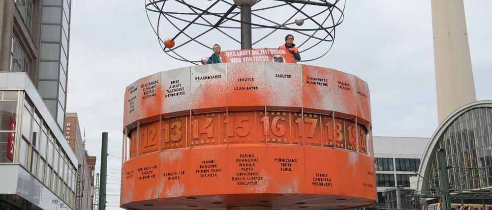 Klimaaktivisten hatten am 17. Oktober 2023 die Weltzeituhr in Berlin mit oranger Farbe besprüht (Archivbild).