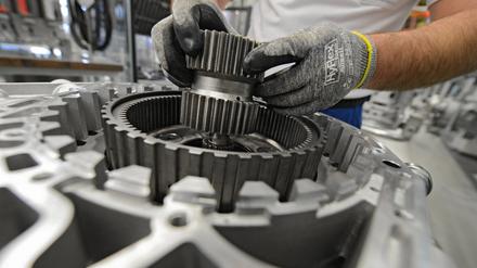 Ein Arbeiter baut in einem Werk der ZF Friedrichshafen AG ein Getriebe für einen Omnibus zusammen.