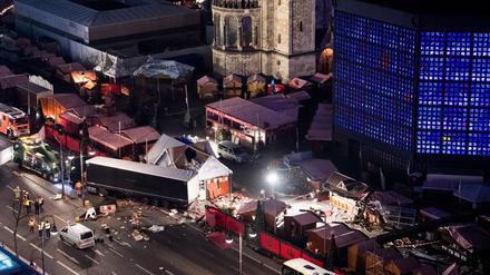 Bei dem Anschlag auf den Weihnachtsmarkt auf dem Breitscheidplatz raste der Islamist Anis Amri mit einem Lastwagen in eine Menschenmenge. Kurz vor Weihnachten 2016 stellte ihn dann der italienische Polizist Luca Scatà. (Archivbild)