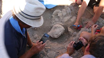 Der Kopf von Kaiser Hadrian unmittelbar nach der Entdeckung. Seit 2016 untersuchen HU-Archäologen das antike Ostia neu.