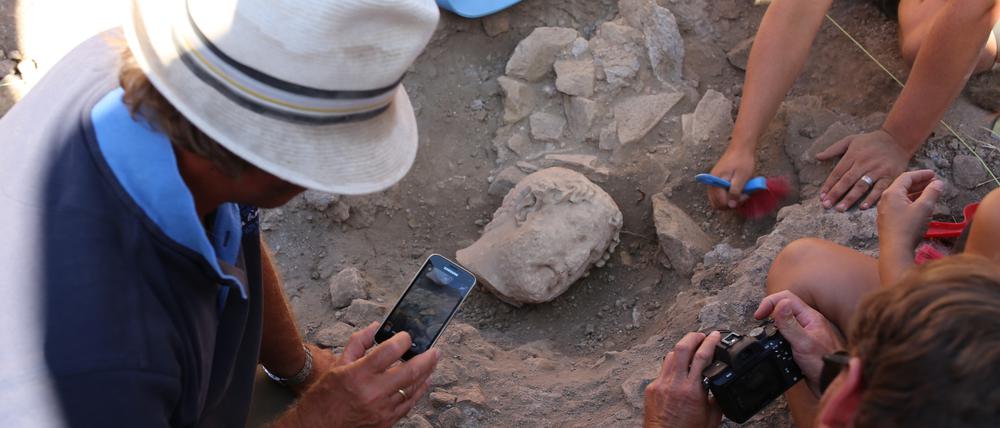 Der Kopf von Kaiser Hadrian unmittelbar nach der Entdeckung. Seit 2016 untersuchen HU-Archäologen das antike Ostia neu.