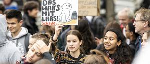 Eine Schülerin demonstriert mit einem Schild gegen das Aussterben der Eisbären durch die Erderwärmung.