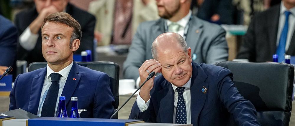 Frankreichs Präsident Emmanuel Macron (l-r) und Bundeskanzler Olaf Scholz (SPD) nehmen an der Arbeitssitzung beim Nato-Gipfel teil.