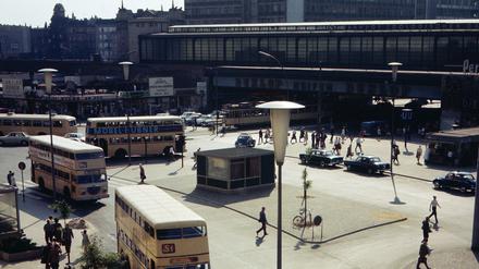 Busse am Bahnhof Zoologischer Garten im Jahr 1963.