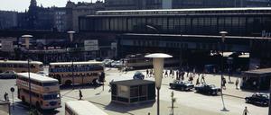 Busse am Bahnhof Zoologischer Garten im Jahr 1963.